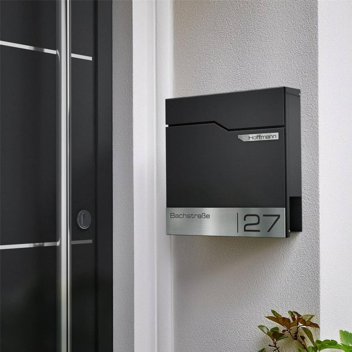 Metzler Design Briefkasten Thobe - inkl. V2A Edelstahl-Namensschild - Wandbriefkasten in Tiefschwarz