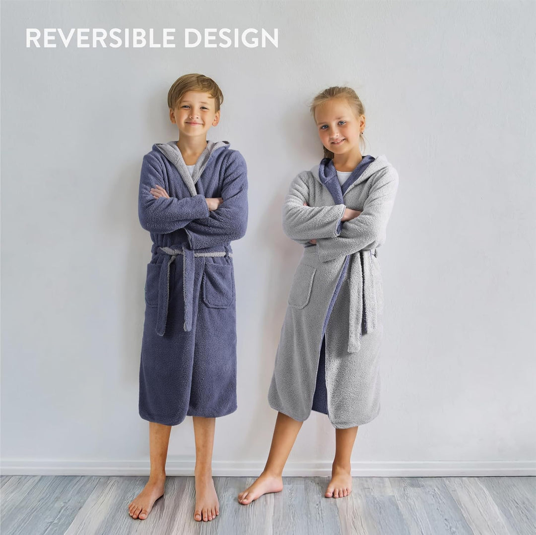 HOMELEVEL Kuschelfleece Bademantel für Kinder - Sherpa Morgenmantel mit Taschen Schalkragen Gürtel -