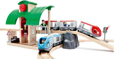 BRIO World 33512 Grosses BRIO Bahn Reisezug Set - Eisenbahn mit Bahnhof, Schienen und Figuren - Klei