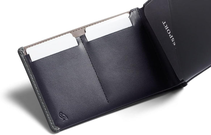 Bellroy Travel Wallet – Reisebrieftasche (Reisepass, Bordkarten, Scheine, Karten und Stift) Everglad