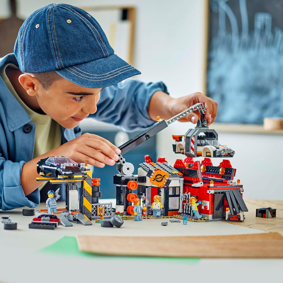 LEGO City Schrottplatz mit Autos - Spielzeug mit Schrottpresse und Kran, 2 Spielzeugautos, 4 Arbeite