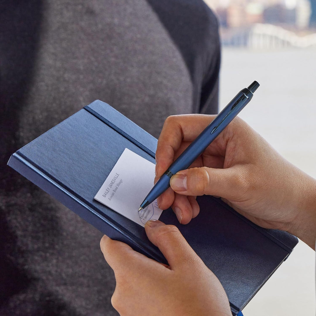 Parker IM Monochrome Kugelschreiber | blaue Tinte | Oberfläche und Zierteile in Blau | medium Spitze