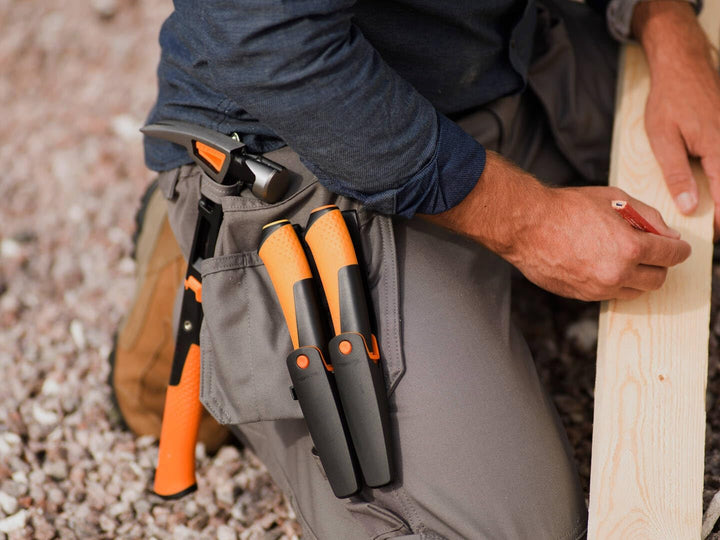 Fiskars Handwerkermesser inklusive Holster mit integriertem Messerschärfer, Gesamtlänge: 20,9 cm, Sc