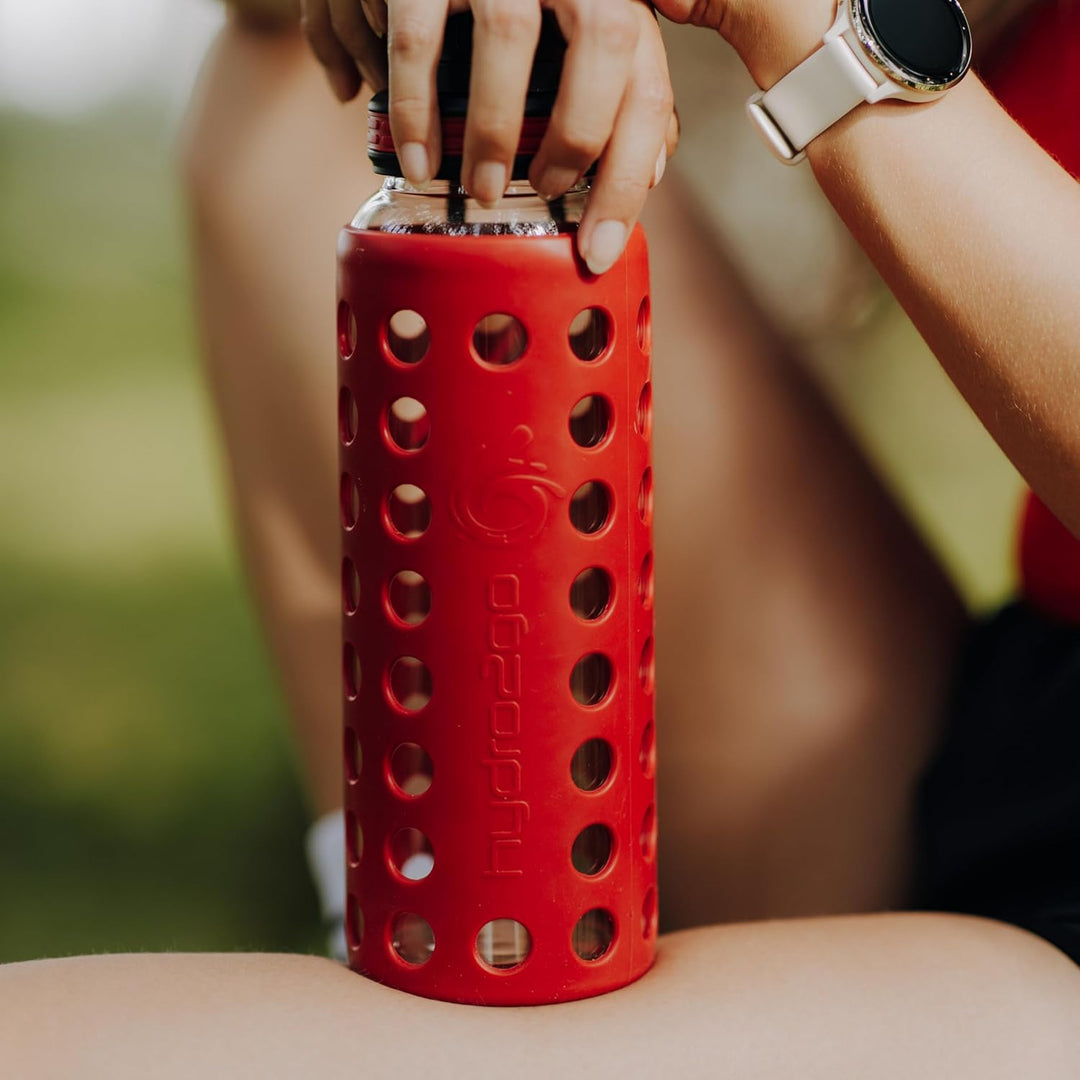 hydro2go® Trinkflasche aus Glas mit Silikonhülle 950 ml - spülmaschinenfest | 2 auswechselbare Decke