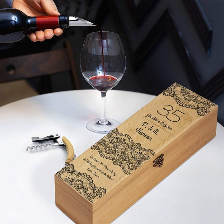 Maverton Weinbox für 0,7L Weinflasche - Wein Holzbox personalisiert + 4er Weinzubehör - Weinset Wein