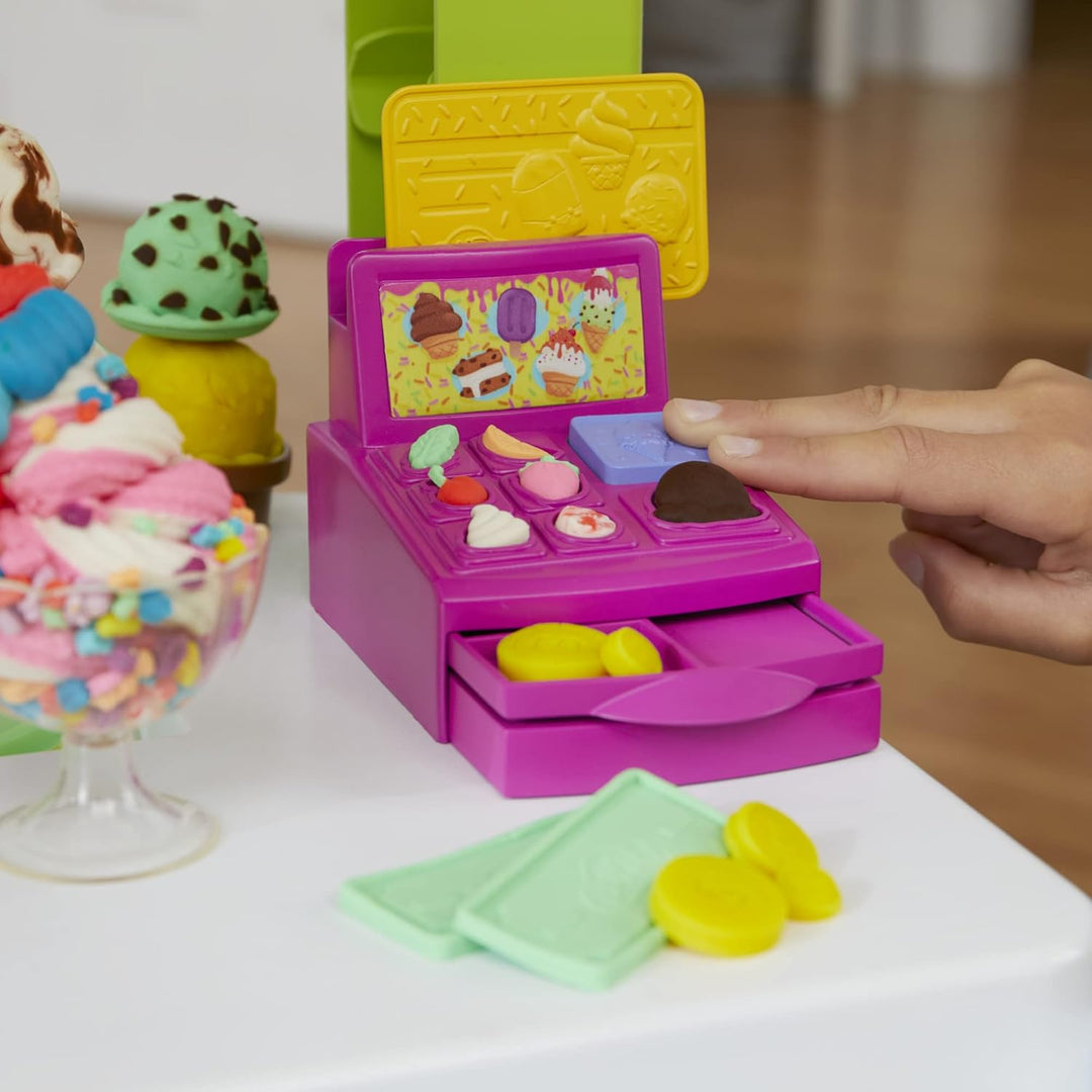 Play-Doh Kitchen Creations Grosser Eiswagen, Spielset mit 27 Accessoires, 12 Dosen und realistischen