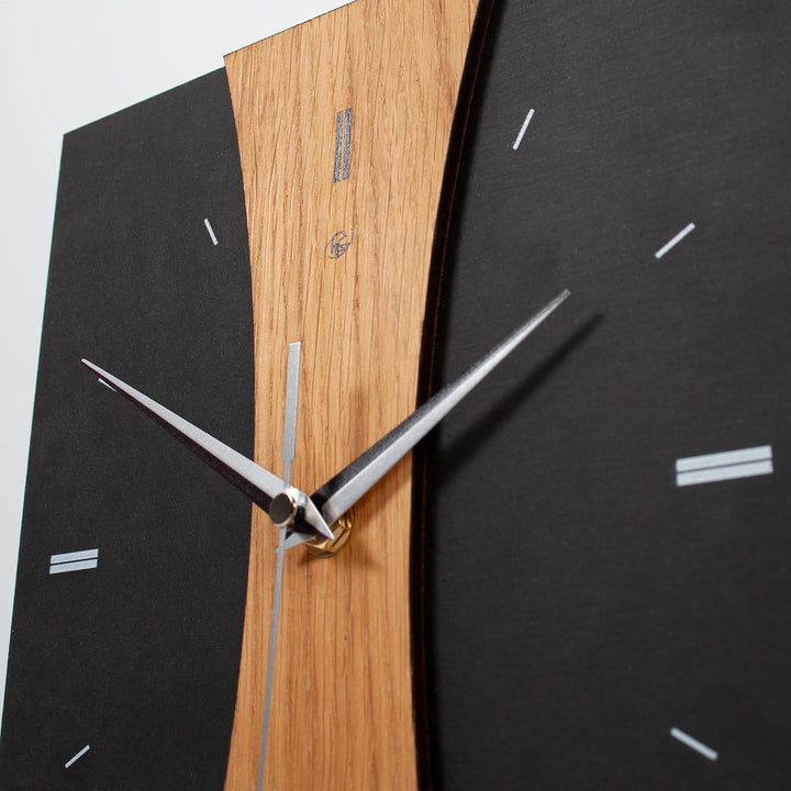 Kreative Feder Standuhr „Brown Stripe“ aus Holz – Schwarze Tischuhr in modernem Look ohne Ticken (Br