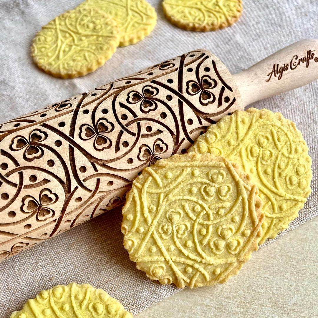 IRISH KNOTEN Teigroller für DIY Küche, Teig & Plätzchen. Präge Teigroller mit Klee Herzen. Gravierte