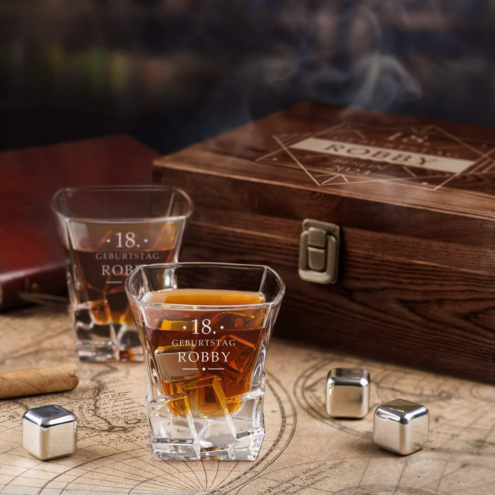 Maverton Whisky Steine Set - in Holzbox mit Gravur - 8 Eiswürfel & 2 Whisky Gläser, Zange, Samtbeute