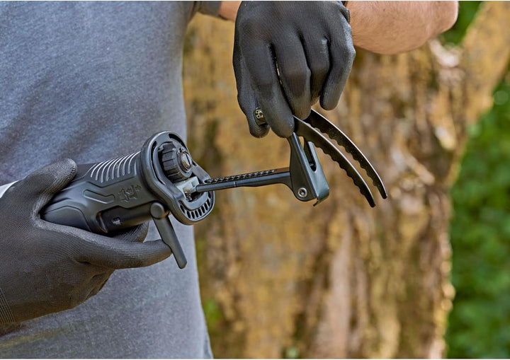 Black+Decker 750 W Säbelsäge BES301 (20 mm Hublänge, Universalsäge mit beweglichen Sägeschuh & Astkl