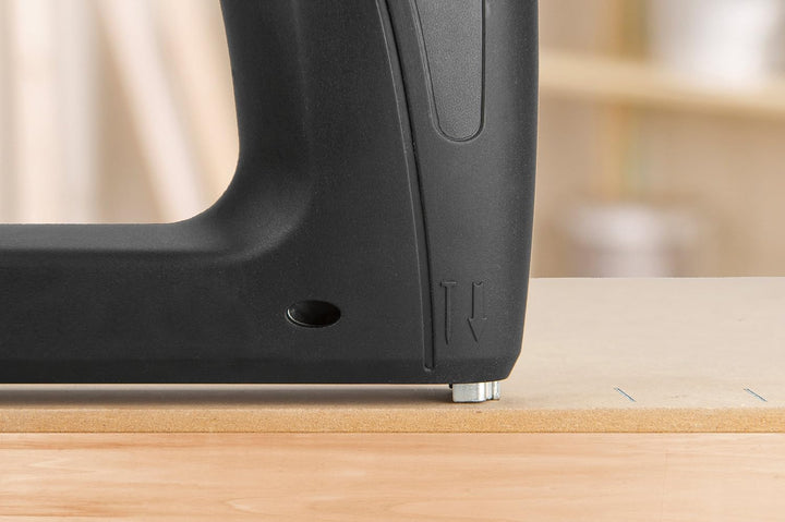 Skil Tacker 8200 AC (Elektrotacker, Elektronagler, für Nägel + Klammern bis 16 mm, Kabellänge 6 Mete