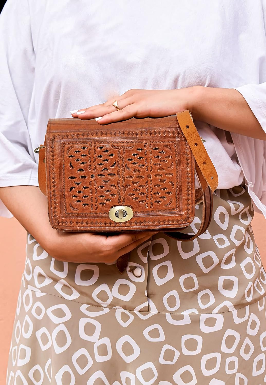 ALMADIH kleine Leder Damentasche Umhängetasche AMIRA Naturleder traditionelle Handarbeit Ledertasche