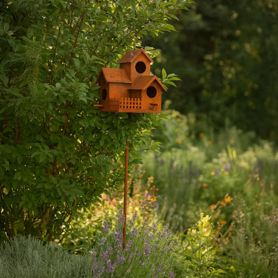 UNUS Vogelhaus aus Metall in Rostoptik mit Stab 132 cm dekoratives Vogelhäuschen für Garten und Terr