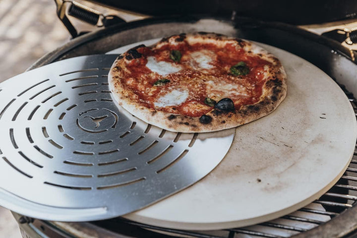 MOESTA-BBQ 19522 Pizzaschieber No. 2 – Aluminium-Pizzaschaufel gelocht mit Holzgriff – Pizzabacken w