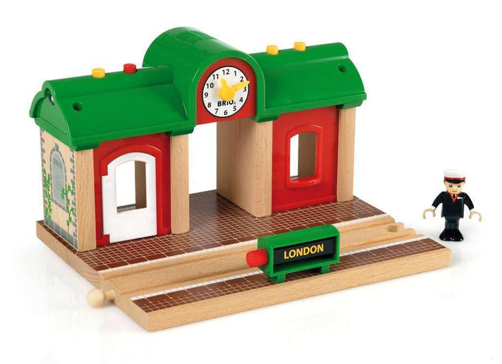 BRIO World 33578 Sprechender Bahnhof Eisenbahn Zubehör mit Aufnahmefunktion - Kleinkinderspielzeug e