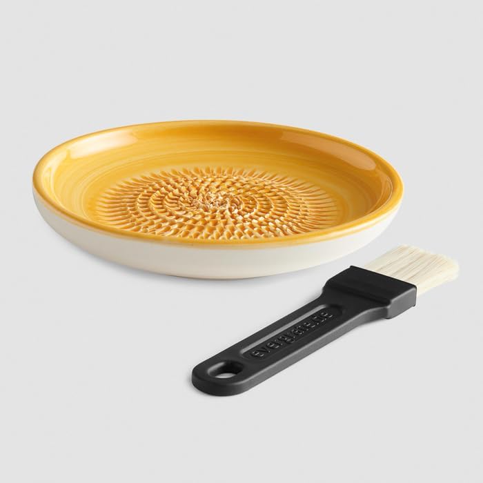 Evergrate® Keramikreibe Sonnengelb mit Geschenkbox – mit Reibe, Knoblauchschäler, Rezeptheft & Pinse