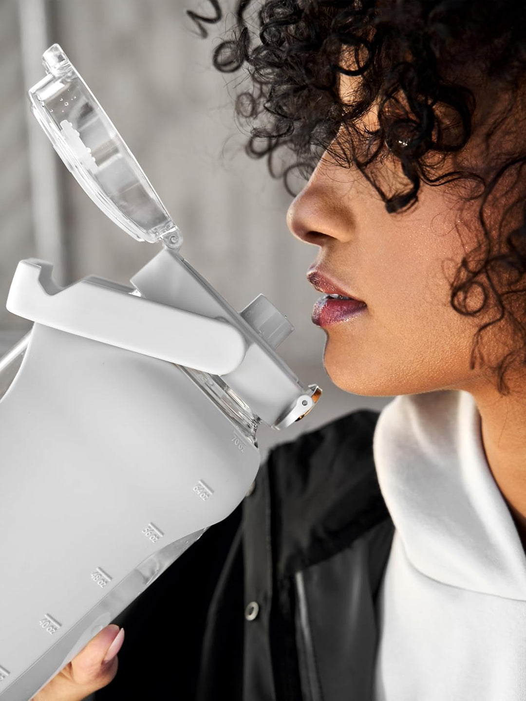 spottle Glasflasche 2 Liter - Trinkflasche 2L Glas mit Strohhalm - Grosse Wasserflasche mit Schutzhü