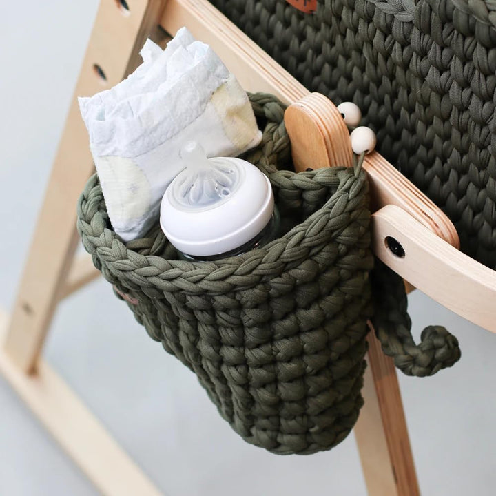 LIINI® Babywiege mit Moseskorb (Olive) – sanfte Wiegebewegung, handgehäkelt, nachhaltiges Holzgestel