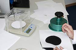 Textilwaage PCE-DMS 200 mit direkter Anzeige in g/m² Papierwaage mit direkter Anzeige in g/m² max. W