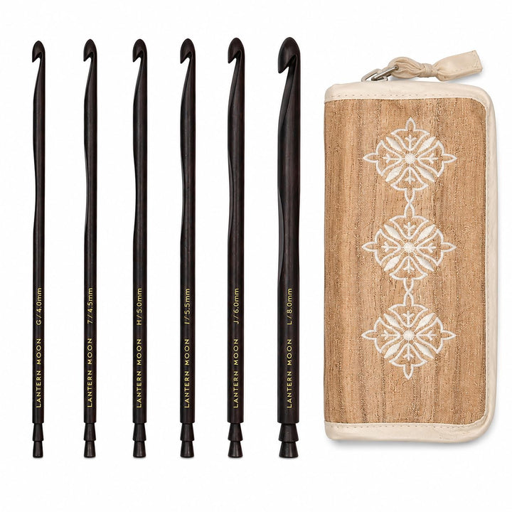 Lantern Moon Häkelnadeln - 6 x 15cm Haken Set - 2 x Kordeln 35 und 56cm - Khadi Seide Etui mit Reiss
