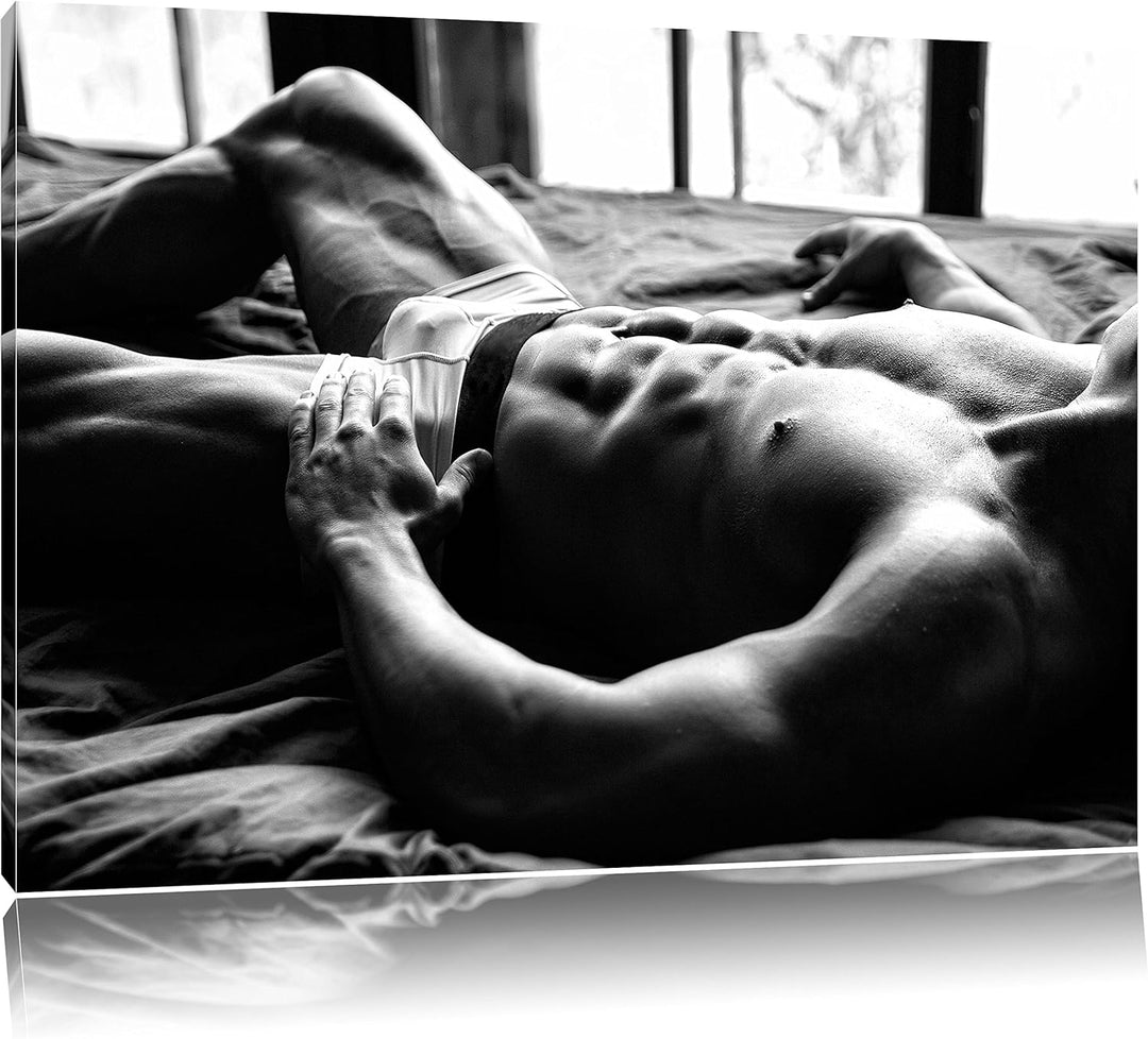Pixxprint Muskulöser Mann im Bett Kunst B&W als Leinwandbild/Grösse: 100x70 cm/Wandbild/Kunstdruck/f
