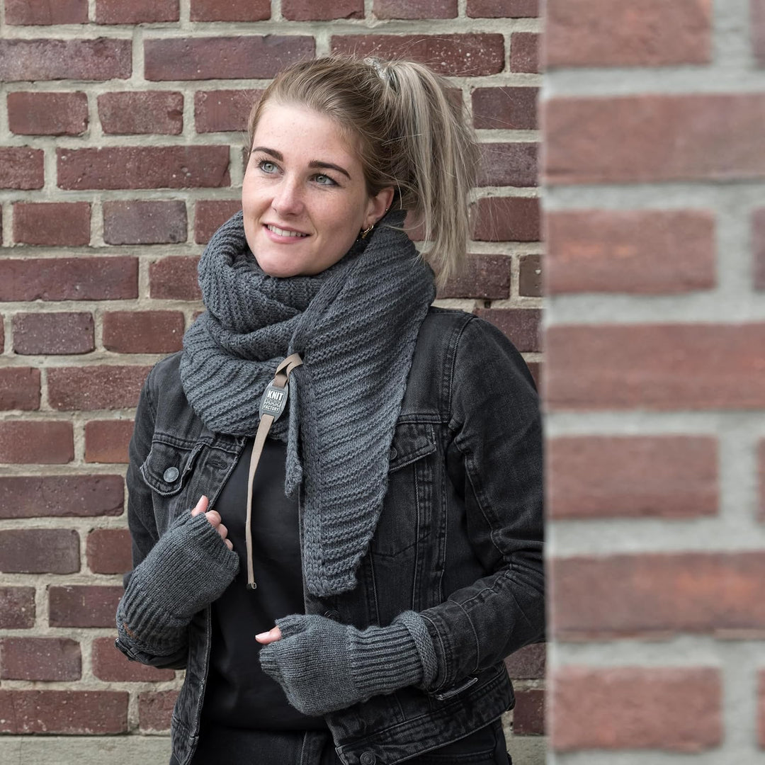 KNIT FACTORY - Demy Dreiecksschal - Damen Strickschal mit Wolle - Winterschal - Herbst &amp; Winter Esse