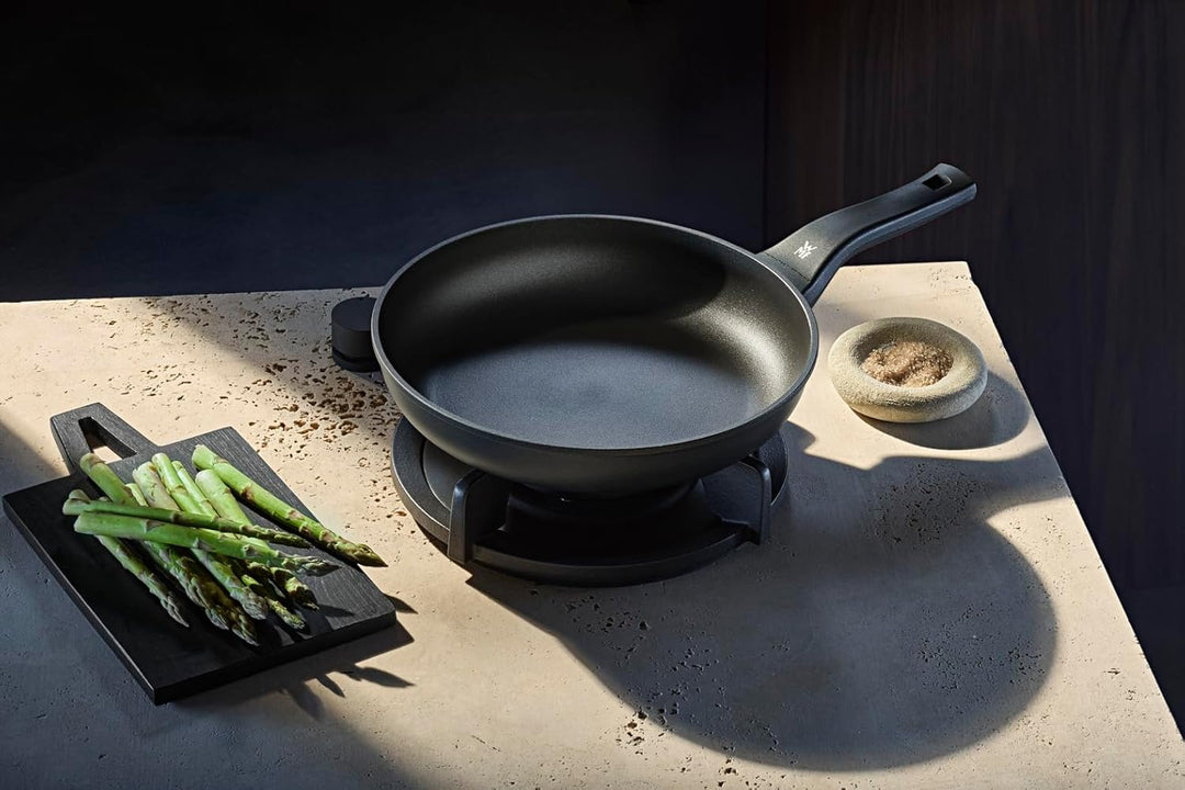 WMF PermaDur Excellent Bratpfanne Induktion 24 cm, Aluminium beschichtet, Kunststoffgriff mit Flamms