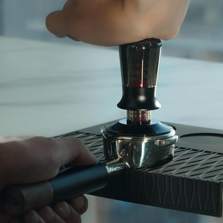 IKAPE 58MM Kaffee Tamper für Espresso, Feder kalibriert Tamper mit semi-transparenten Design, Edelst