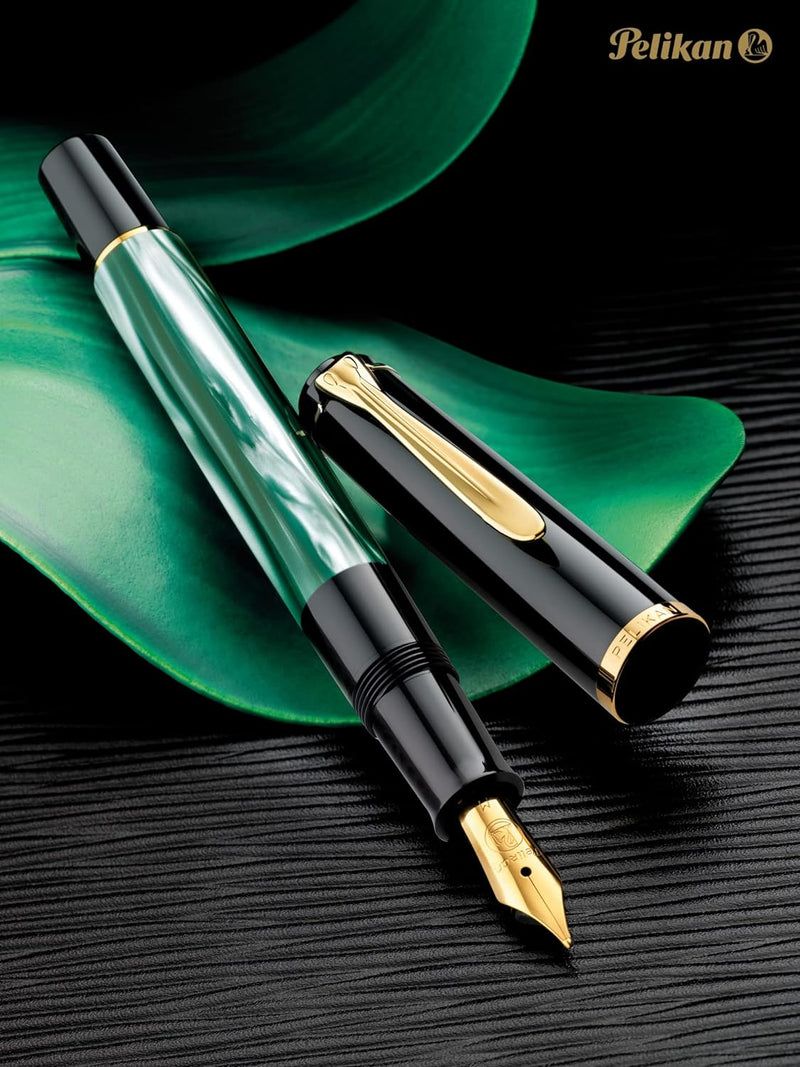 Pelikan Füllhalter Classic 200, Grün-Marmoriert, Feder M (mittel), hochwertiger Kolbenfüller im Gesc