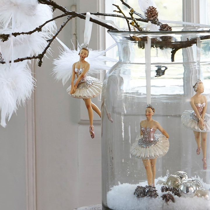 Loberon® Figur 4er Set Tadley, Christbaumschmuck, Polyresin, H/B/T ca. 13.5/6 / 6 cm, weiss/rosa, we