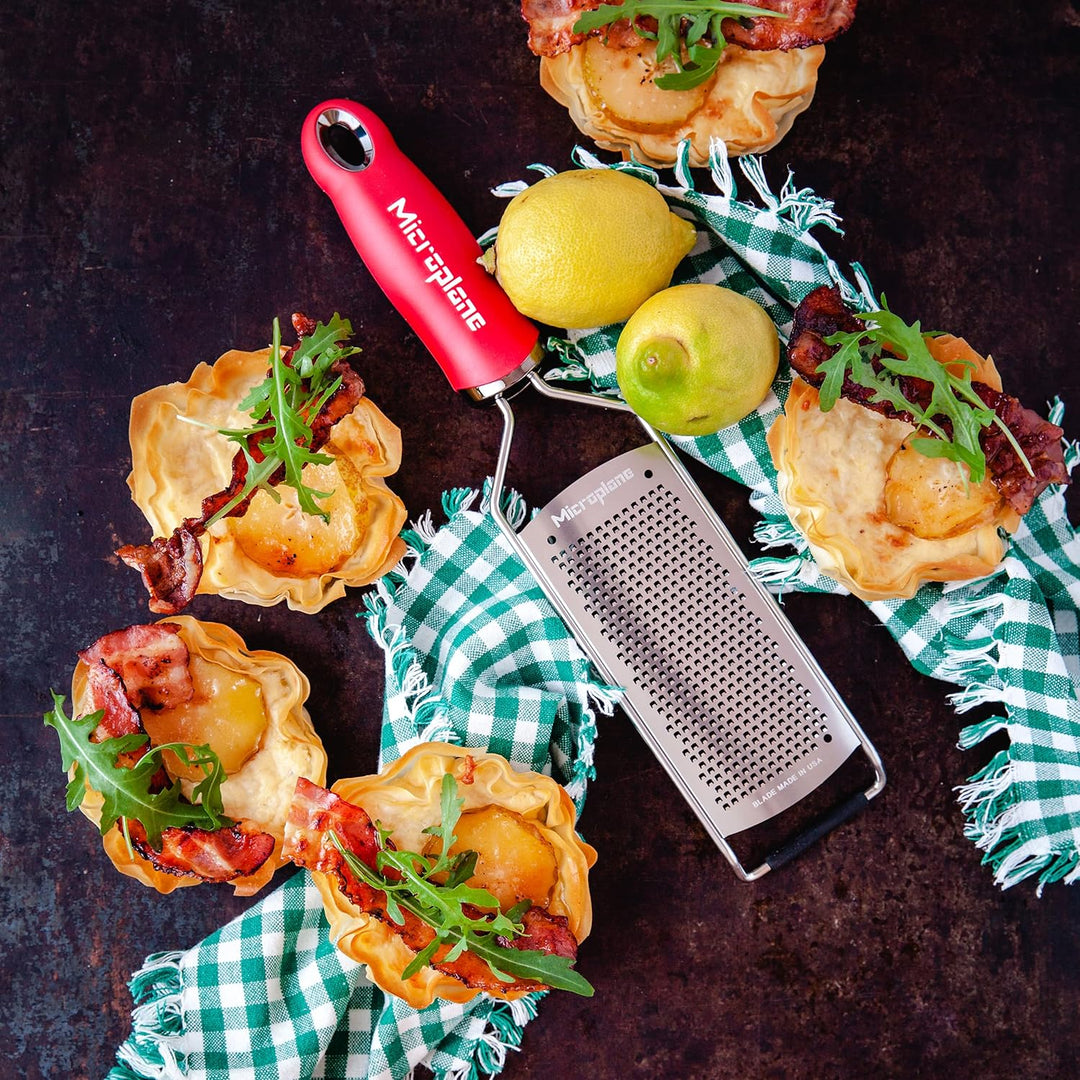 Microplane Küchenreibe Fein für Hartkäse, Zitrusfrüchte, Knoblauch, Chili, Zimt und Muskatnuss in Ro