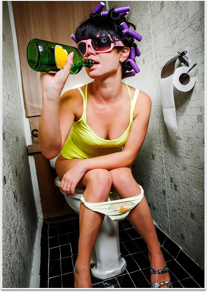 wandmotiv24 Poster als Wanddeko, Grösse Din A1, Frau trinkend auf Toilette, Fotografie, Lustig, Flas
