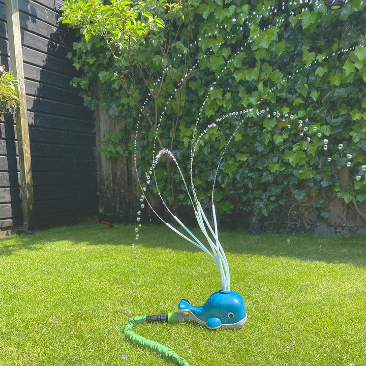Wasser spritzender Wal, Wasserspielzeug