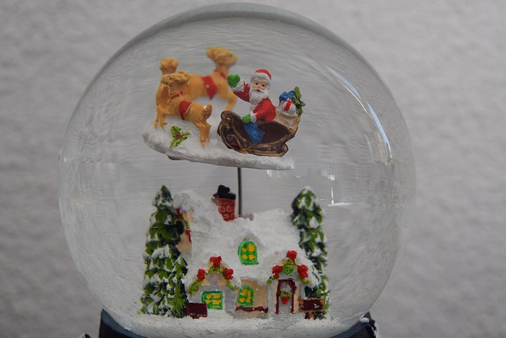 Dekohelden24 XXL Schneekugel mit Rotierung, Schneewirbel und Sound, Masse H/B/Ø Kugel: ca. 19,5 x 13