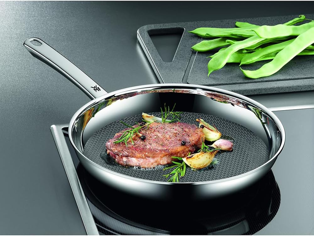 WMF Profi Resist Bratpfanne Induktion 28 cm, Mehrschichtmaterial beschichtet, Pfanne Wabenstruktur,