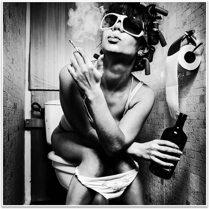 wandmotiv24 Poster als Wanddeko, Grösse 50x50cm, Frau im Bad, Sonnenbrille, Fotografie, Schwarz Weis