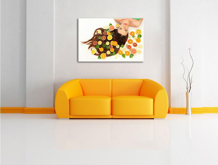 Pixxprint Hübsche Frau mit Obstscheiben als Leinwandbild/Grösse: 100x70 cm/Wandbild/Kunstdruck/ferti