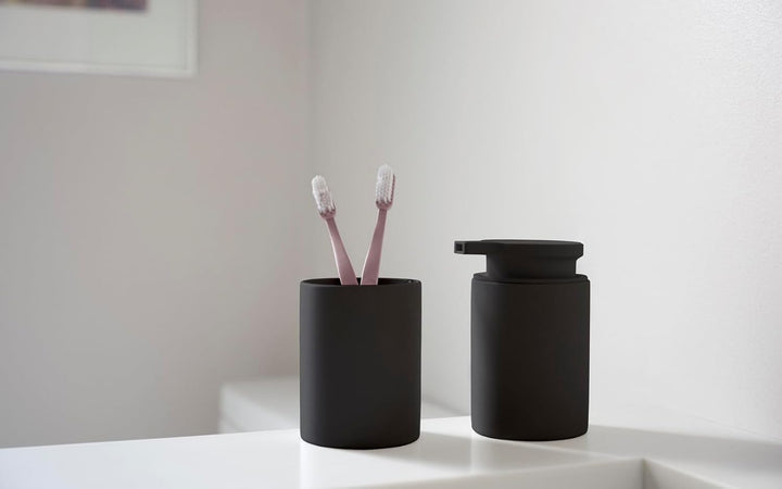Zone Denmark Karma Seifenspender Dia. 7,6 x 16 cm 0,25 Liter Black 0,25 liter - dia. 7,6 cm Schwarz,