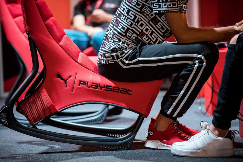 PLAYSEAT Puma Gaming Chair | ActiFit Material | MotionForce Stand für Optimalen Halt | Mehrere Tasch