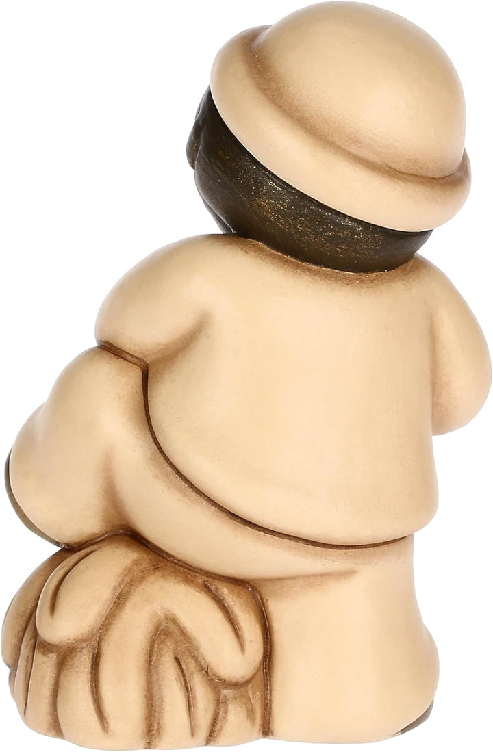 THUN, Mann mit Gabel und Heu aus hochwertiger Keramik, Kollektion Klassische Krippe, Weihnachtskripp