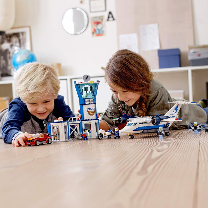LEGO 60210 City Polizei Fliegerstützpunkt, Flugzeug mit Fallschirmjäger Plus Jetpack, Motorrad und A
