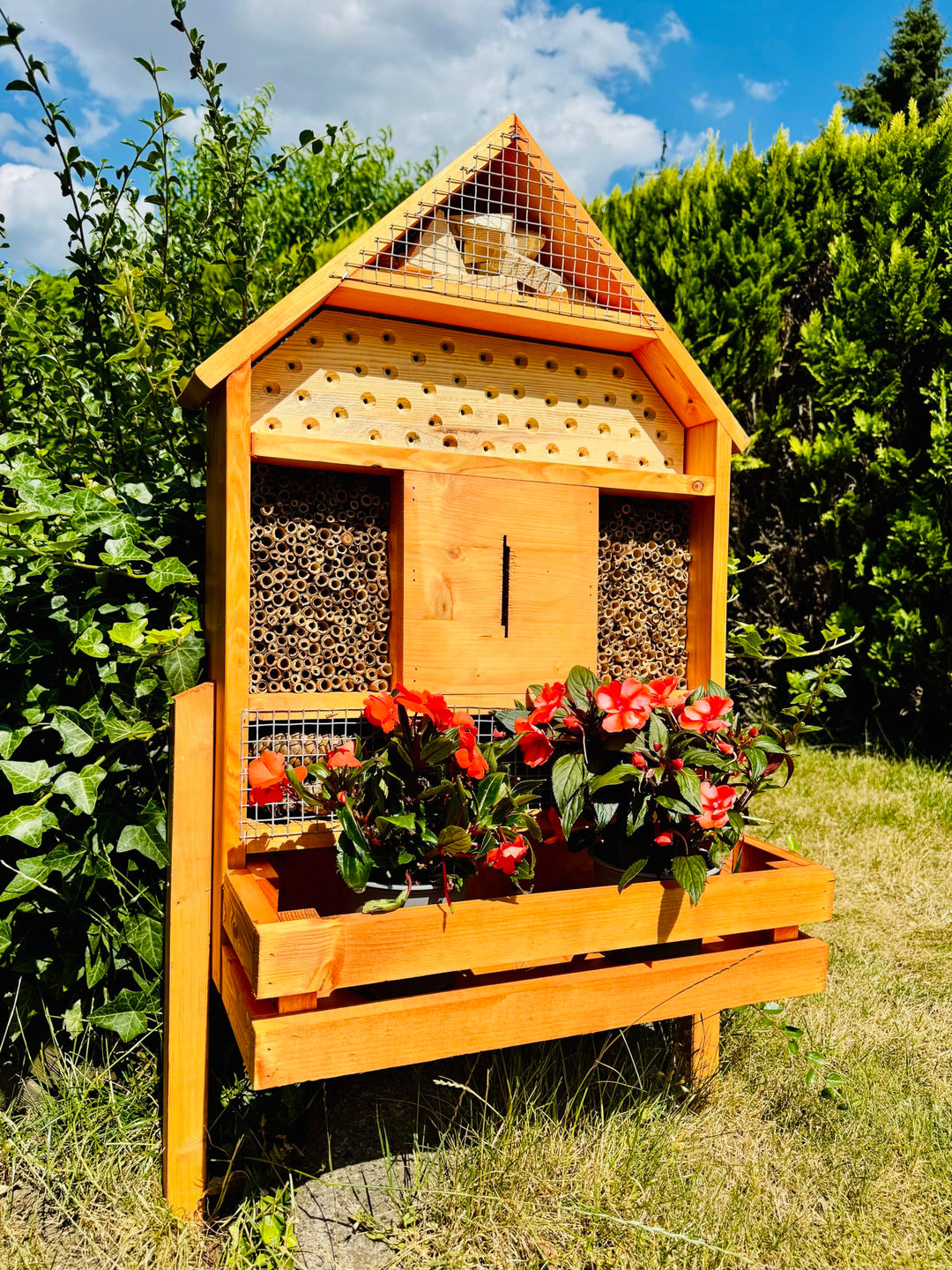 massives handgefertigtes XLInsektenhotel aus Holz für Wildbienen I Insektenhaus mit Blumenkasten I B