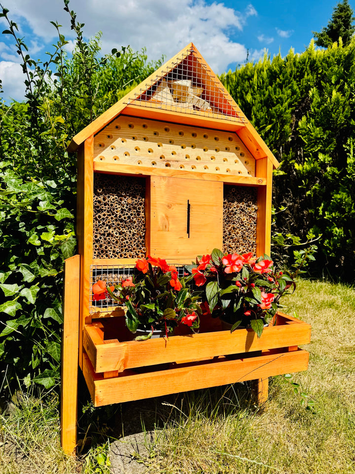 massives handgefertigtes XLInsektenhotel aus Holz für Wildbienen I Insektenhaus mit Blumenkasten I B
