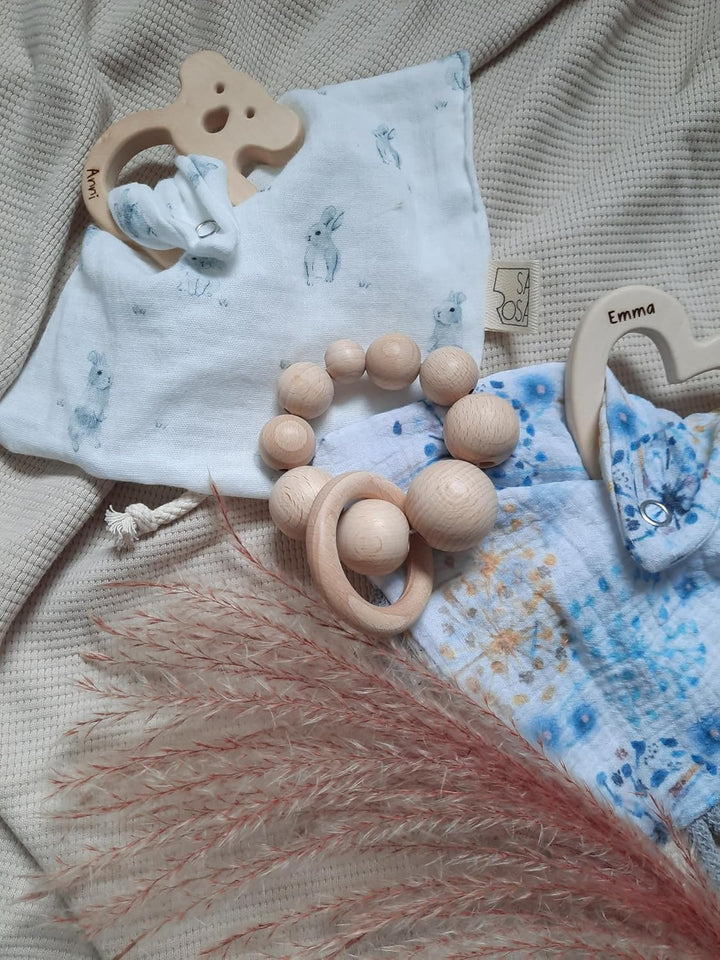 Sarosa Knistertuch aus Musselin mit personalisiertem Greifling | Geschenke zur Geburt Taufe | Namens