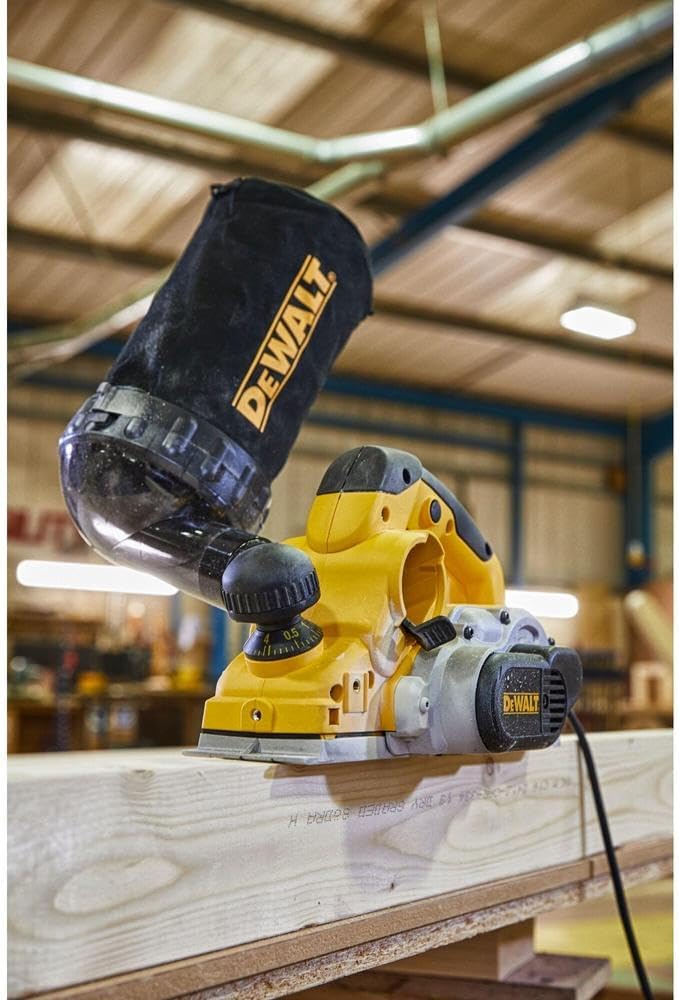 DeWalt Elektrischer Hobel D26500K mit grosser Messerwelle - präzise hobeln auch in hartem Holz – 82m