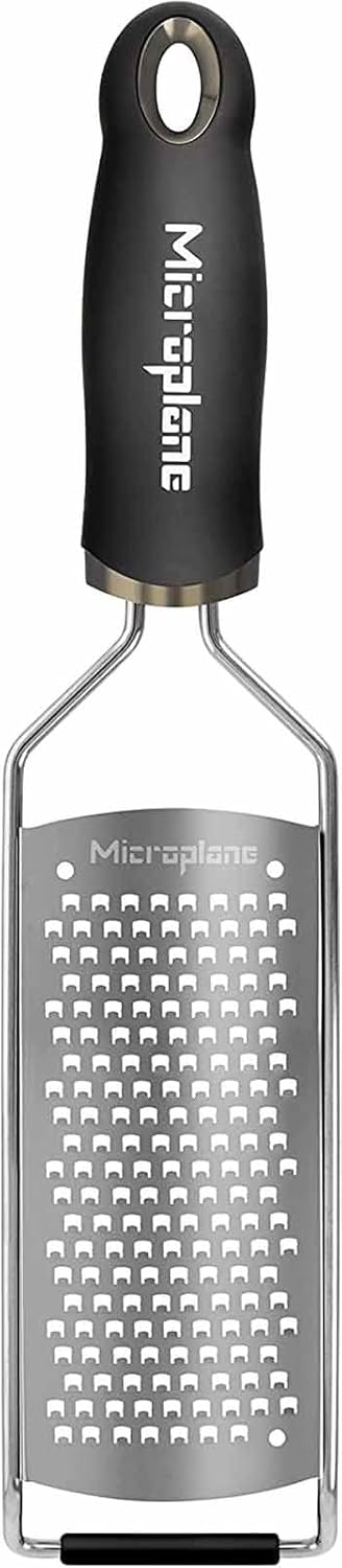 Microplane Küchenreibe Grob für Käse, Karotte, Ingwer, Kokosnuss und Meerrettich in Schwarz mit Edel