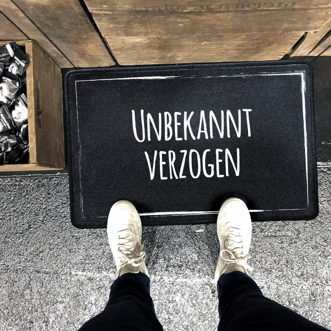 Pechkeks Fussmatte mit Spruch „Unbekannt verzogen. “ (Grösse 67x43 cm; rutschfest, waschbar, schwarz