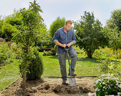 Gardena ErgoLine Spitz-Spaten: Gartenspaten aus Qualitätsstahl zum Umgraben und Ausheben, mit Tritts