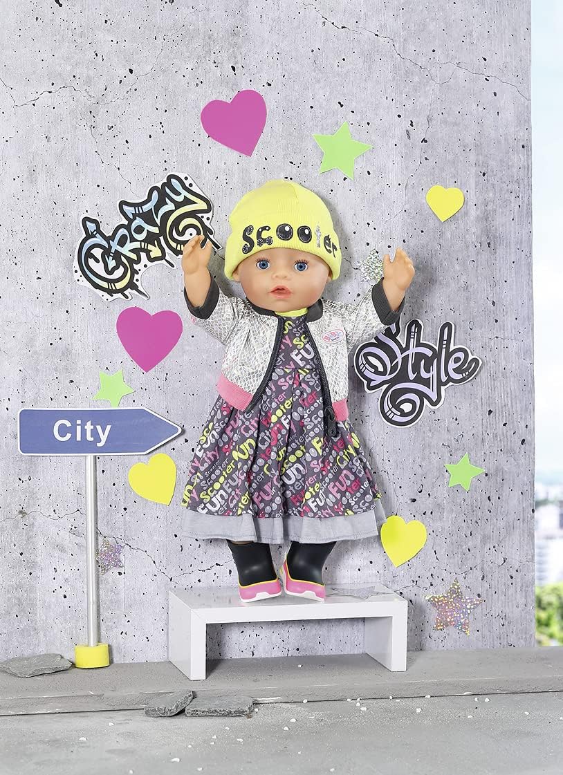 BABY born Deluxe Scooter Outfit, buntes Puppenkleid mit Jacke, Mütze und Stiefeln für 43 cm Puppen,