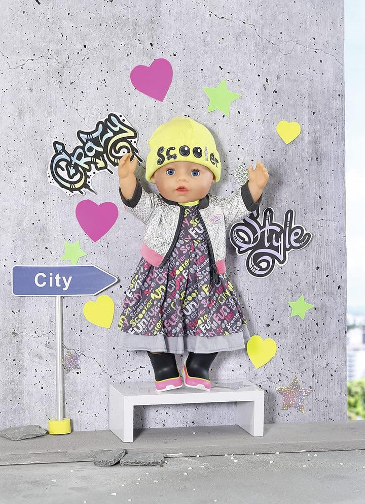 BABY born Deluxe Scooter Outfit, buntes Puppenkleid mit Jacke, Mütze und Stiefeln für 43 cm Puppen,